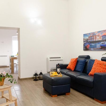 Modern Stone Apartment In The Heart Of บารี ภายนอก รูปภาพ