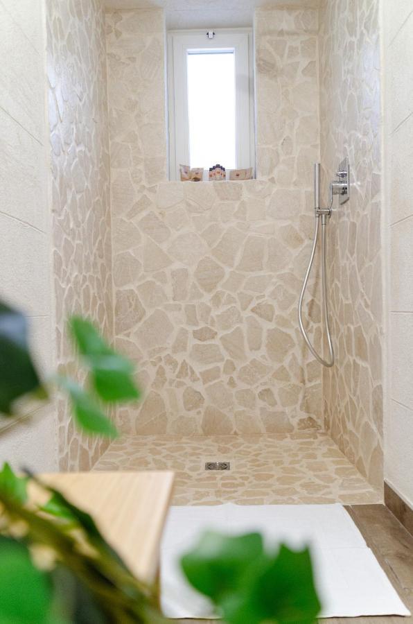Modern Stone Apartment In The Heart Of บารี ภายนอก รูปภาพ