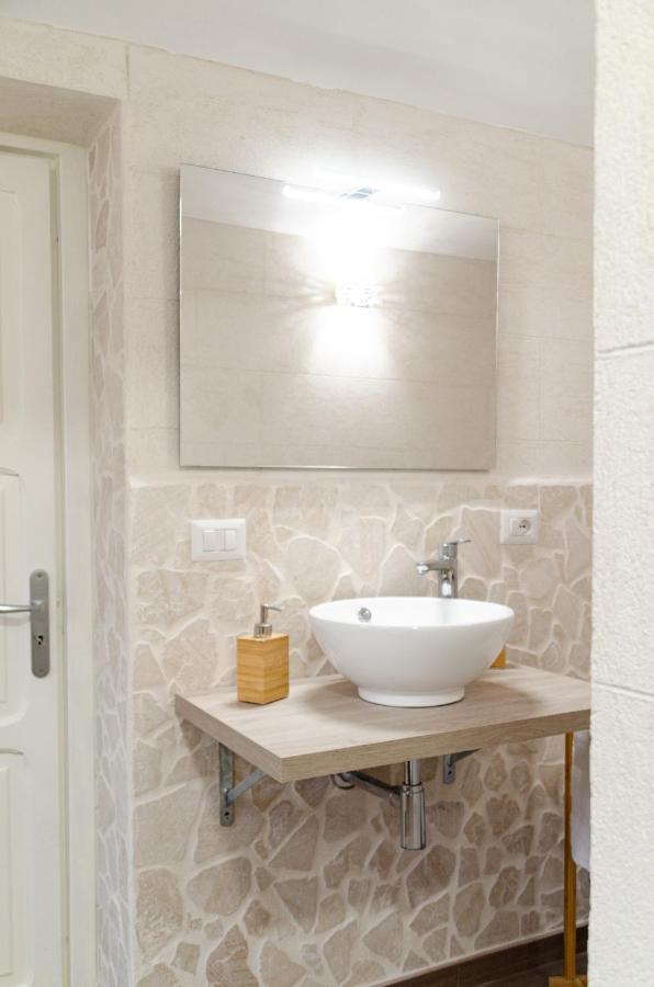 Modern Stone Apartment In The Heart Of บารี ภายนอก รูปภาพ