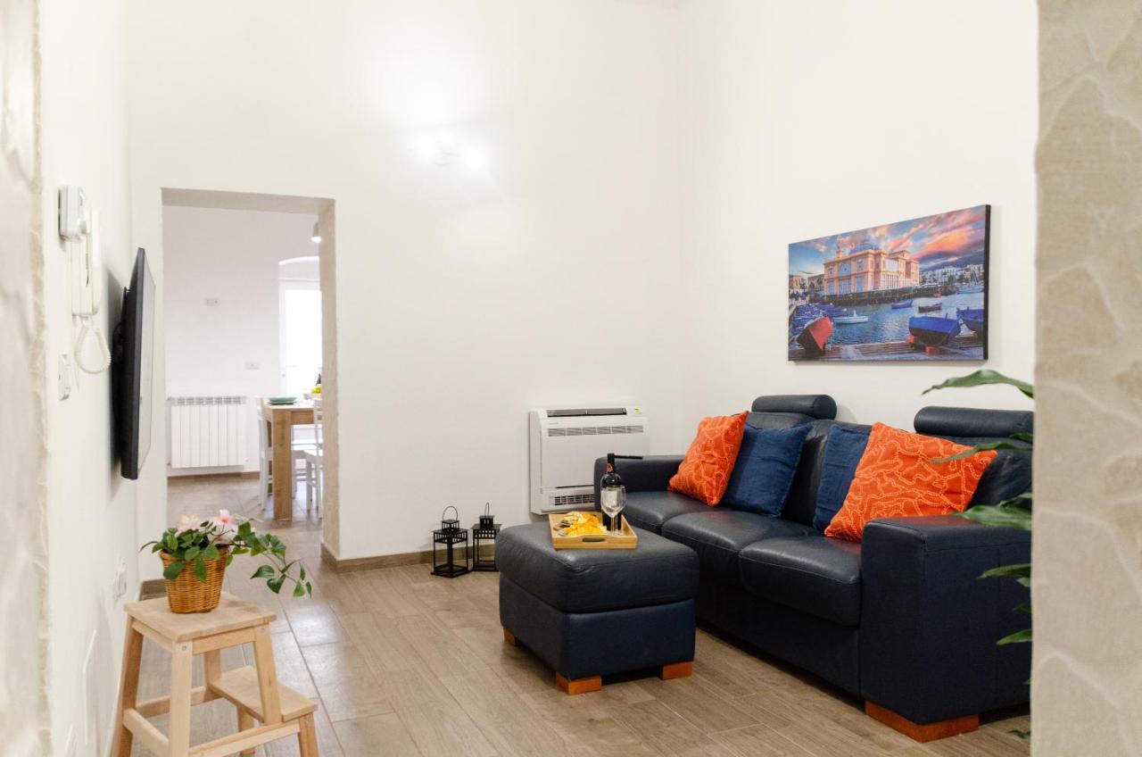 Modern Stone Apartment In The Heart Of บารี ภายนอก รูปภาพ