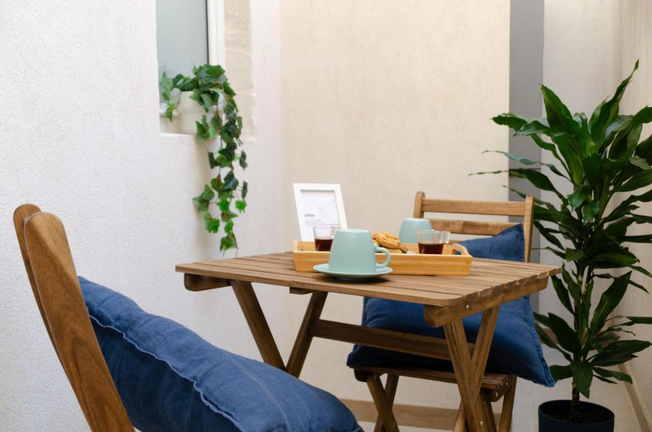 Modern Stone Apartment In The Heart Of บารี ภายนอก รูปภาพ