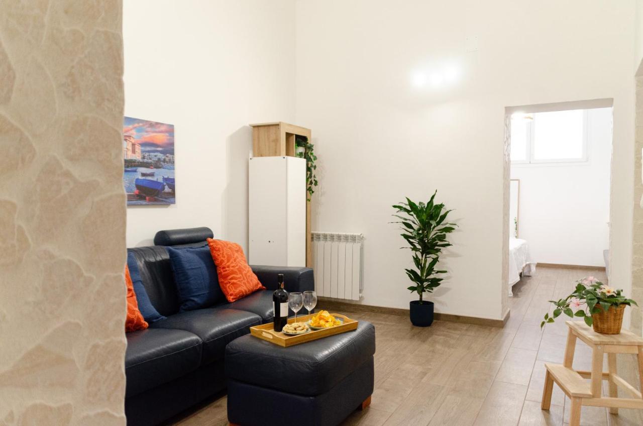 Modern Stone Apartment In The Heart Of บารี ภายนอก รูปภาพ