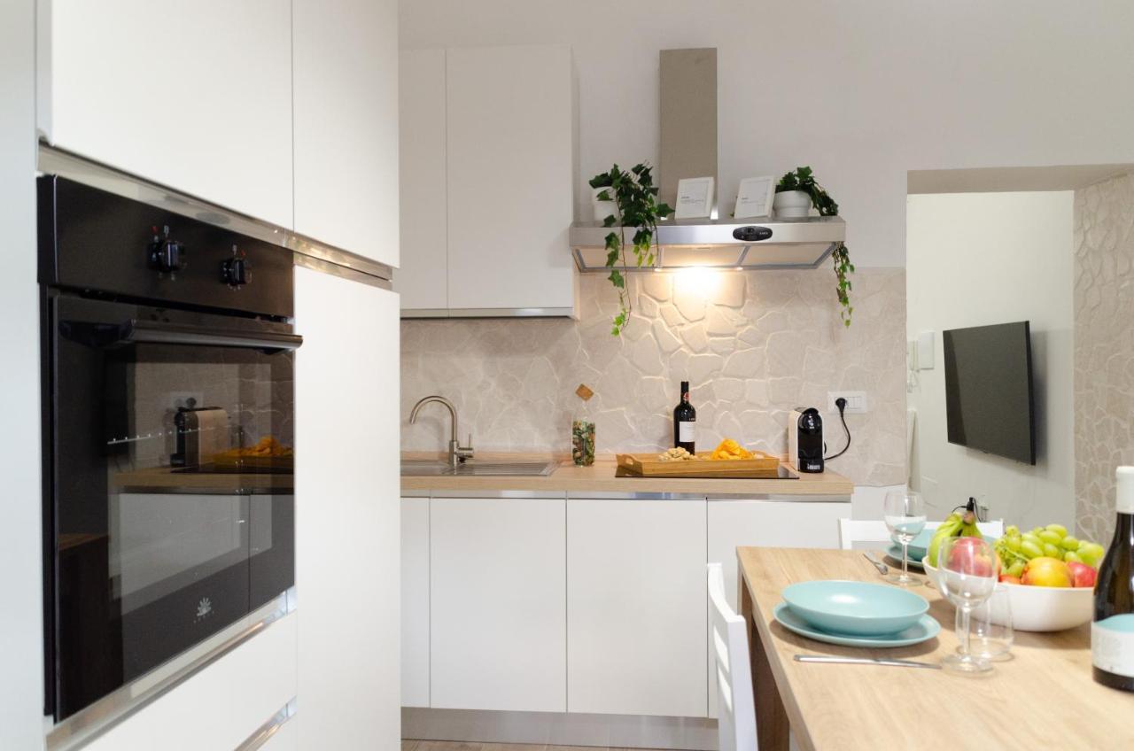 Modern Stone Apartment In The Heart Of บารี ภายนอก รูปภาพ