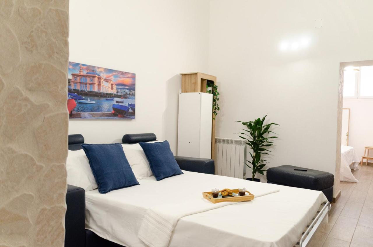 Modern Stone Apartment In The Heart Of บารี ภายนอก รูปภาพ