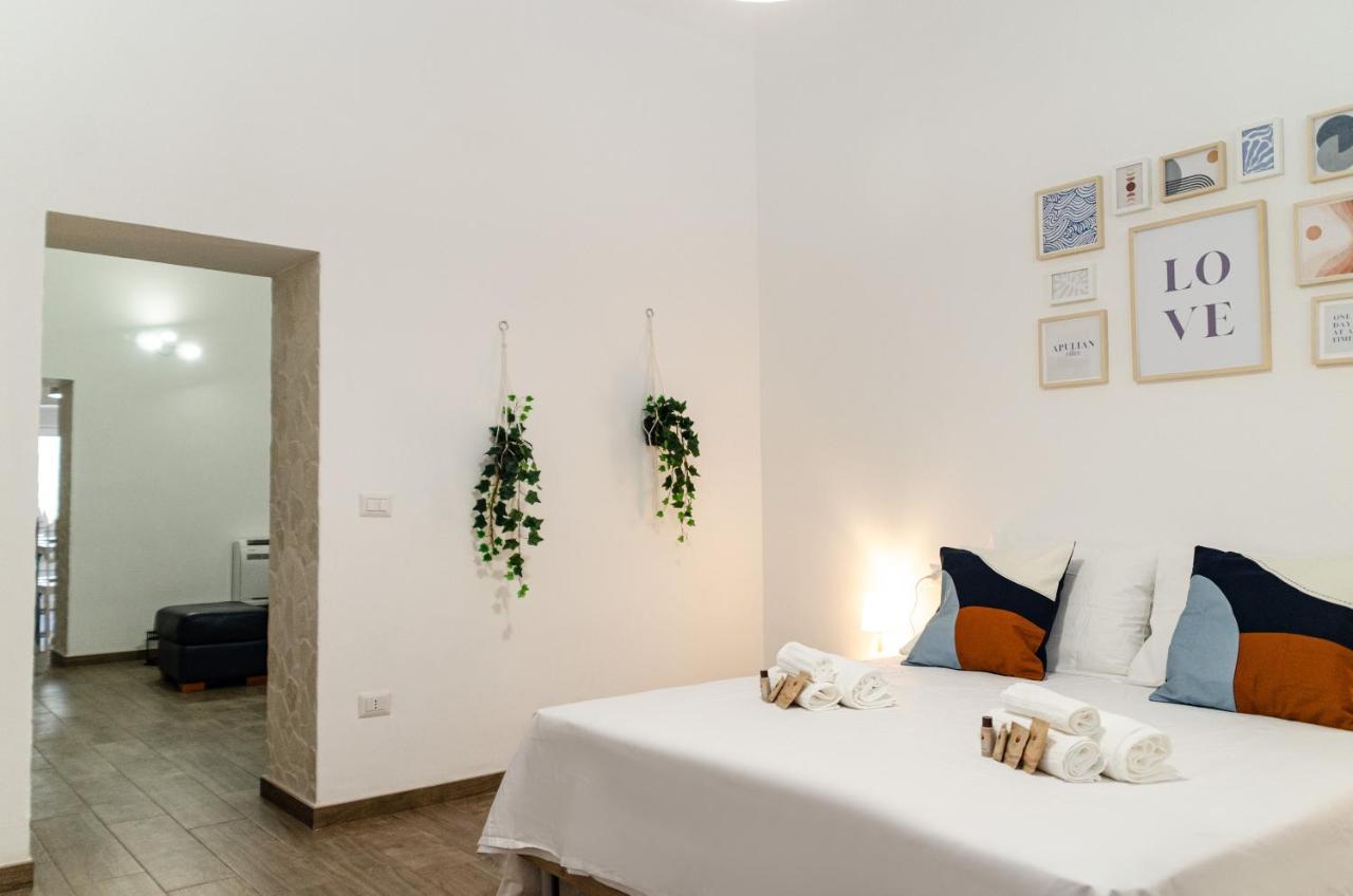 Modern Stone Apartment In The Heart Of บารี ภายนอก รูปภาพ