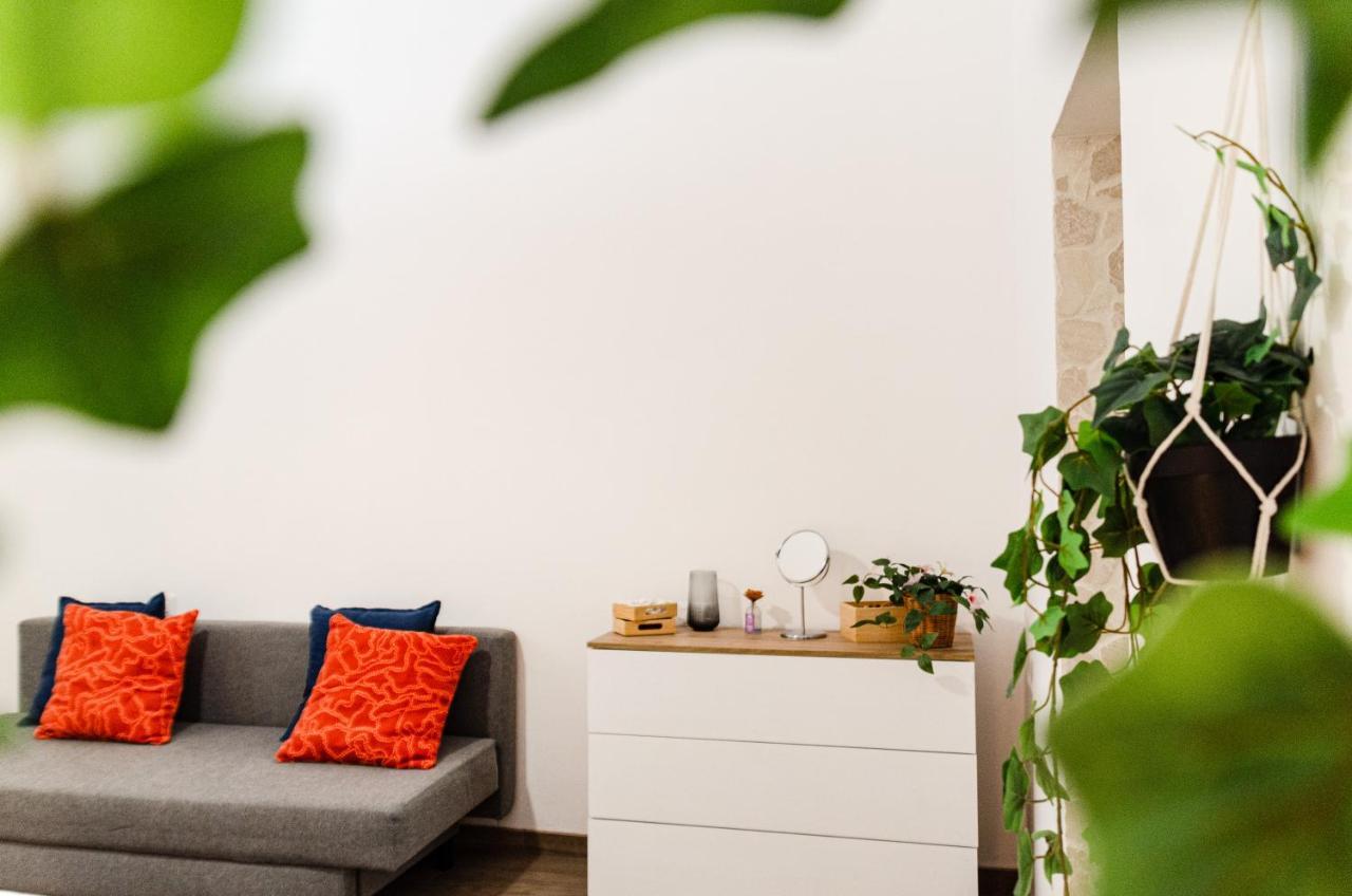 Modern Stone Apartment In The Heart Of บารี ภายนอก รูปภาพ
